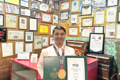 bimal-shah-with-world-record-in-harmonium